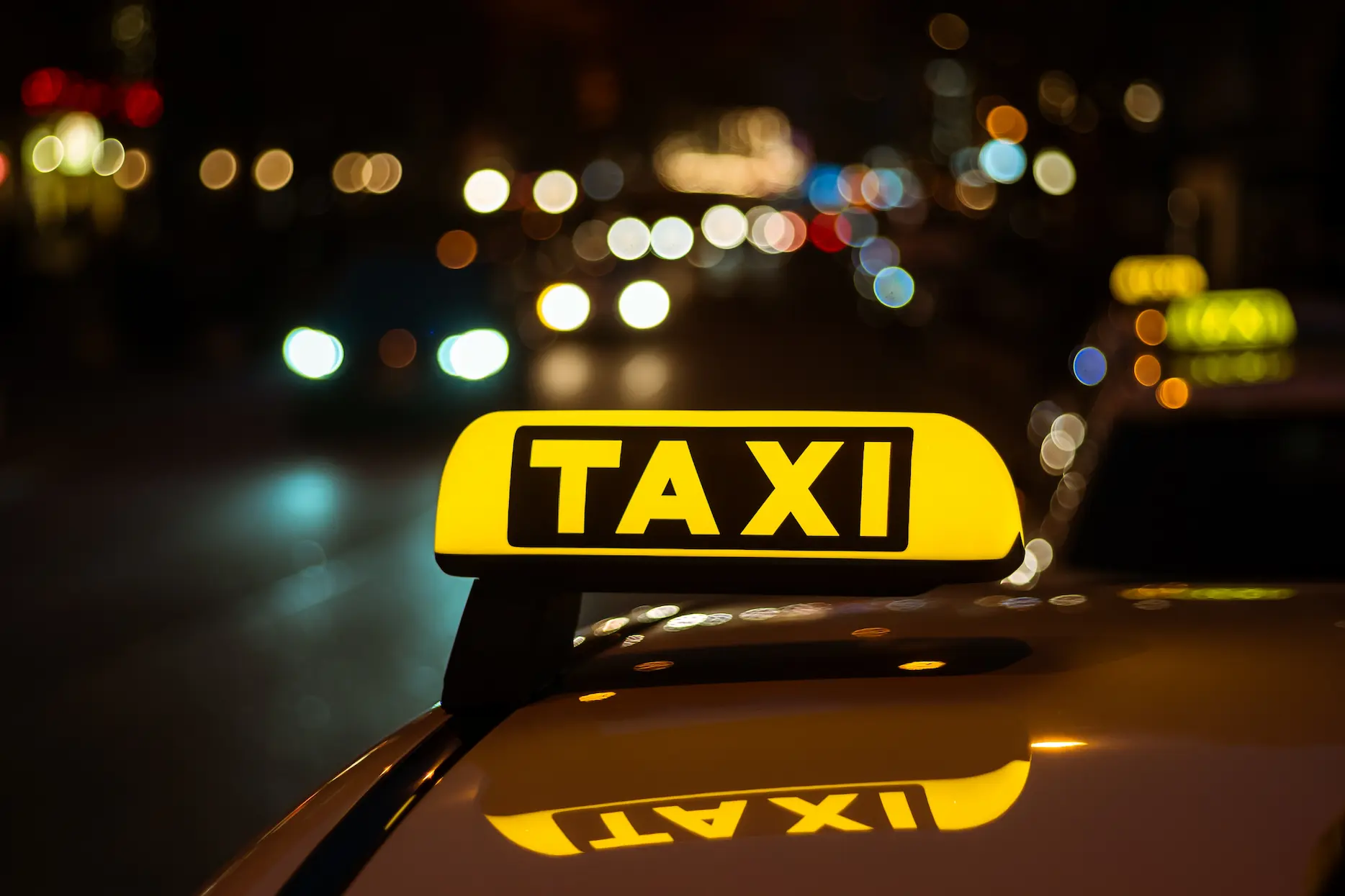 Jak uzyskać licencję taxi i jakie dokumenty są niezbędne do podjęcia pracy?